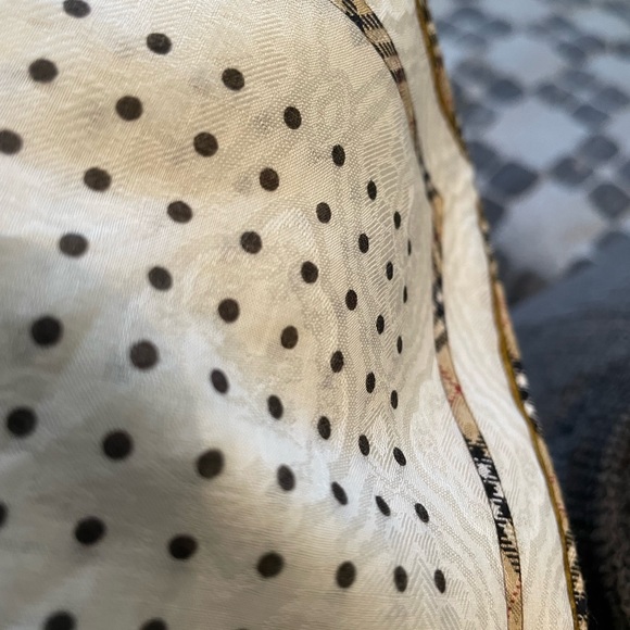 Burberry vintage clean 10/10 with a $400bundle. - Picture 9 of 9